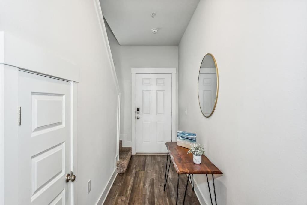 Luxury Townhome Near Downtown And * Pensacola