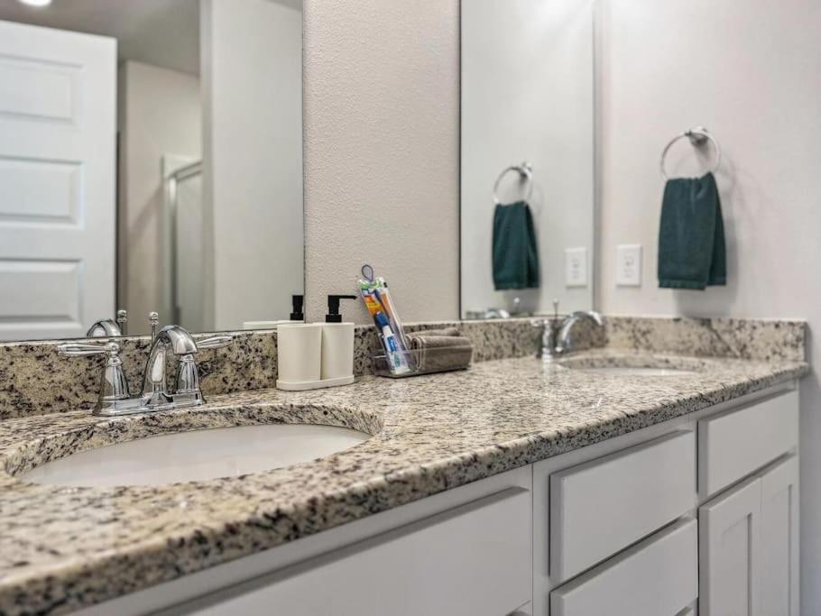 Luxury Townhome Near Downtown And *