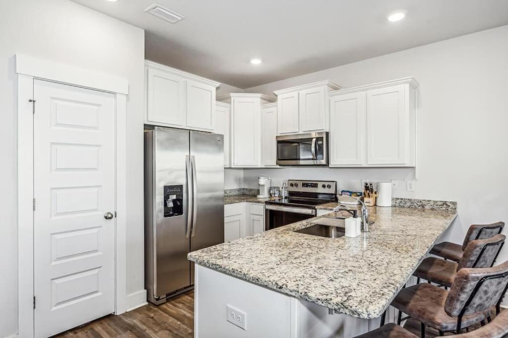 Luxury Townhome Near Downtown And Apartment