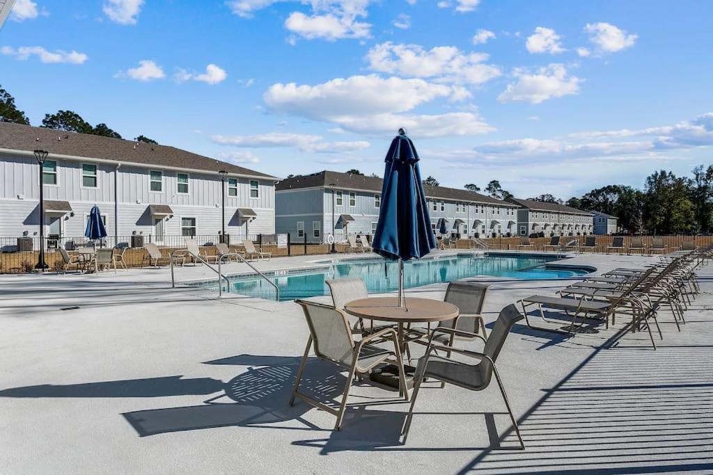 Luxury Townhome Near Downtown And *