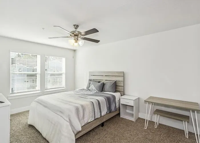 Luxury Townhome Near Downtown And Pensacola Beach