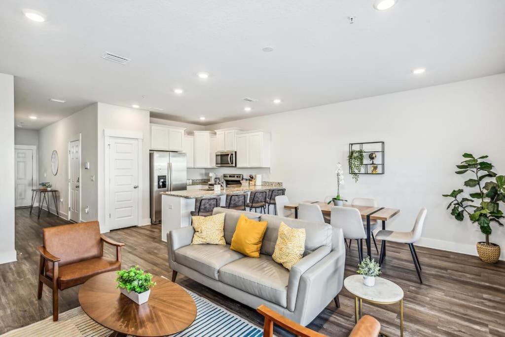 Apartment Luxury Townhome Near Downtown And