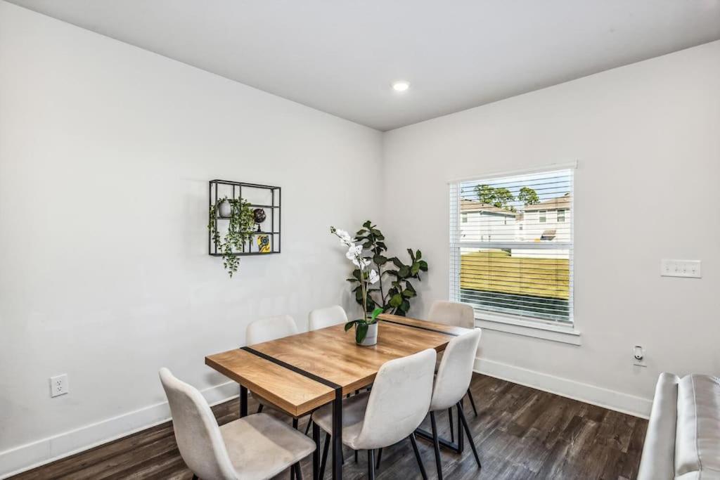 Luxury Townhome Near Downtown And * Pensacola