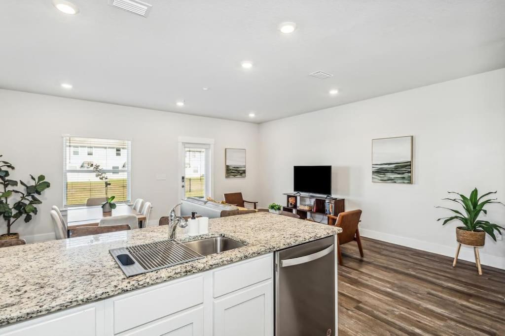 Luxury Townhome Near Downtown And Apartment