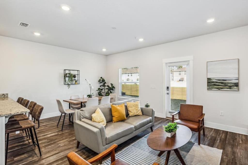 Luxury Townhome Near Downtown And Apartment